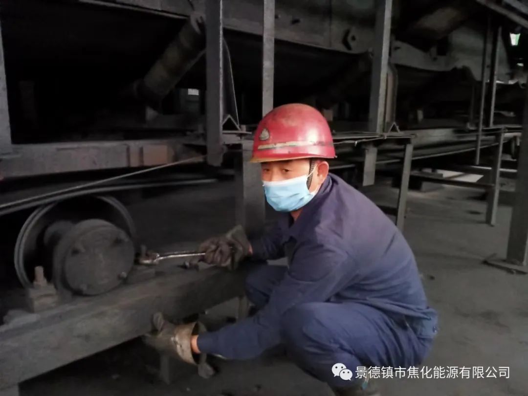 “老線這邊人手不夠，你們那邊有誰(shuí)可以過(guò)來(lái)支援？”“好的，我馬上來(lái)?！甭?tīng)到這個(gè)消息時(shí)，羅國(guó)安剛剛結(jié)束新線的維修工作，但他二話不說(shuō)，立即拿起維修包，投入到老線的維修工作當(dāng)中。每天工作10小時(shí)以上已經(jīng)成為抗疫期間的常態(tài)，雖然身體很疲憊，但是他沒(méi)有任何怨言，“確實(shí)很辛苦、很累，但現(xiàn)在正是特殊時(shí)期，只有保障公司生產(chǎn)經(jīng)營(yíng)“不斷檔”，我們生活才能“不斷線”，恰恰我所在的運(yùn)輸廠就是承擔(dān)著焦炭煤炭運(yùn)輸?shù)闹匾氊?zé)，所以我更應(yīng)該恪盡職守，保障好這些設(shè)備的穩(wěn)定運(yùn)行?！?jpg